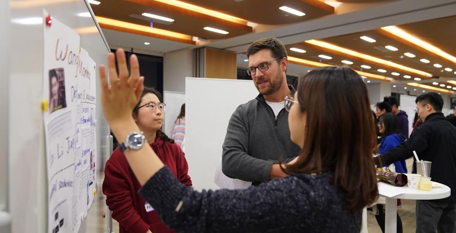 12月10日，上纽大学术英语项目（EAP）期末秀活动在15楼举办。图为大一学生介绍她们的期末作品。