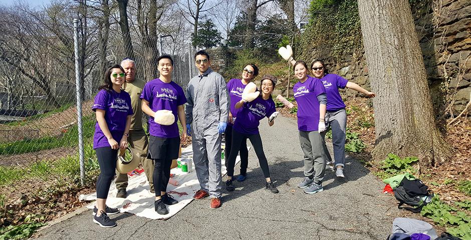 On behalf of NYU’s second annual Global Day of Service on April 28, a group of NYU Shanghai and NYU alumni helped with the revitalization a national landmark, New York City’s Fort Tryon Park. “It was amazing to be able to take a step back and appreciate nature while restoring one of the city’s gems.” said Mike Chen ‘17, Global Alumni Chair of NYU Shanghai.