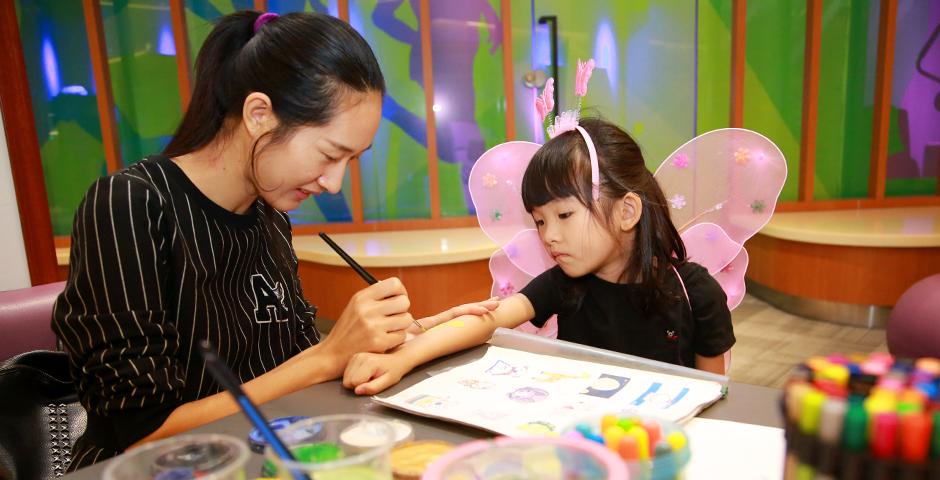 Families of NYU Shanghai faculty and staff gathered on September 10 for a morning of activities ranging from hula hoop challenges to competitive team calligraphy. (Photo by: NYU Shanghai)