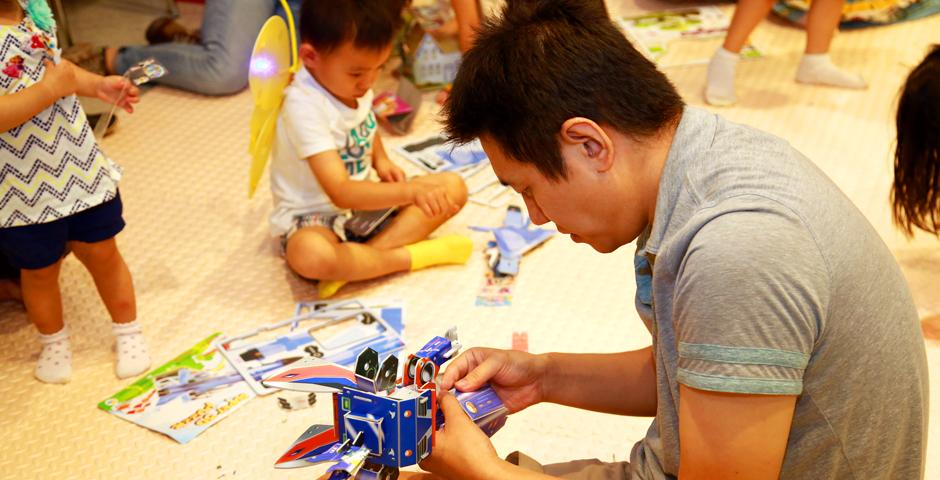 Families of NYU Shanghai faculty and staff gathered on September 10 for a morning of activities ranging from hula hoop challenges to competitive team calligraphy. (Photo by: NYU Shanghai)