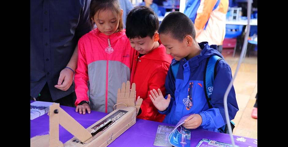 Award-winning projects by Interactive Media Arts faculty and students, including a drawing robot, an interactive dining experience and a responsive dance piece, were among the creations on show at the 2017 Shanghai Maker Carnival, which took place at the Knowledge and Innovation Community Center on October 14-15.  (Photos by: Leon Lu and Chen Mengzhu ‘18)