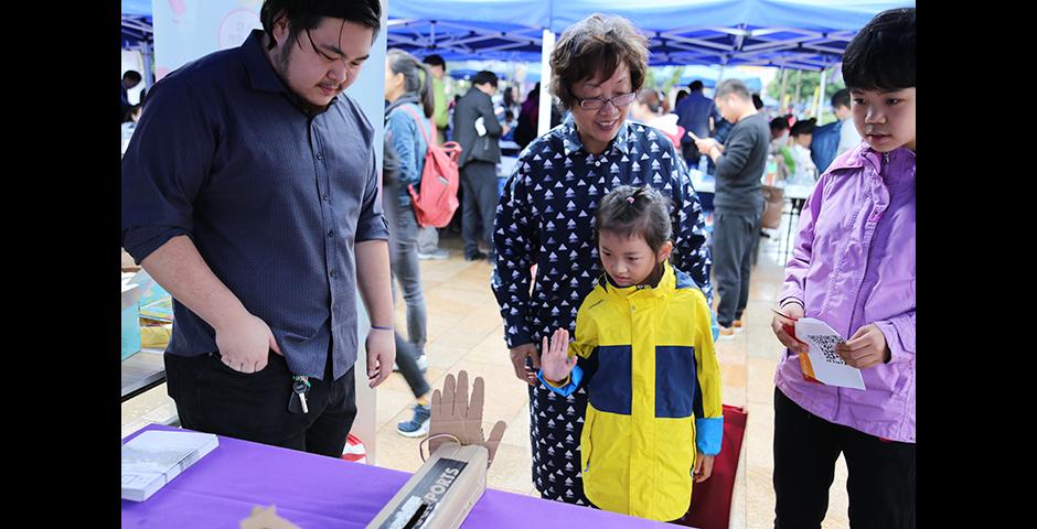 Award-winning projects by Interactive Media Arts faculty and students, including a drawing robot, an interactive dining experience and a responsive dance piece, were among the creations on show at the 2017 Shanghai Maker Carnival, which took place at the Knowledge and Innovation Community Center on October 14-15.  (Photos by: Leon Lu and Chen Mengzhu ‘18)