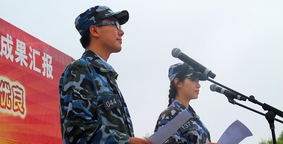 5月30日上午，连绵阴雨里难得一见的阳光，在东方绿洲照亮了2019届学生的飒爽军姿。十天的军训让同学们收获了奉献、团结、严谨、担当的军人气质。这段经历将作为宝贵的人生财富，为同学们未来的学习和职业发展增光添彩。（摄影：NYU Shanghai）