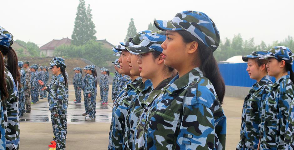 5月30日上午，连绵阴雨里难得一见的阳光，在东方绿洲照亮了2019届学生的飒爽军姿。十天的军训让同学们收获了奉献、团结、严谨、担当的军人气质。这段经历将作为宝贵的人生财富，为同学们未来的学习和职业发展增光添彩。（摄影：NYU Shanghai）