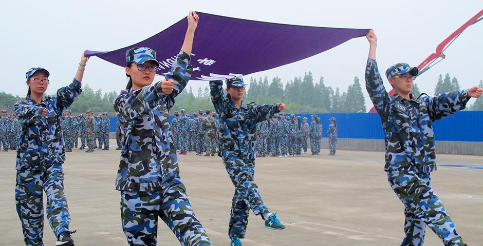 5月30日上午，连绵阴雨里难得一见的阳光，在东方绿洲照亮了2019届学生的飒爽军姿。十天的军训让同学们收获了奉献、团结、严谨、担当的军人气质。这段经历将作为宝贵的人生财富，为同学们未来的学习和职业发展增光添彩。（摄影：NYU Shanghai）