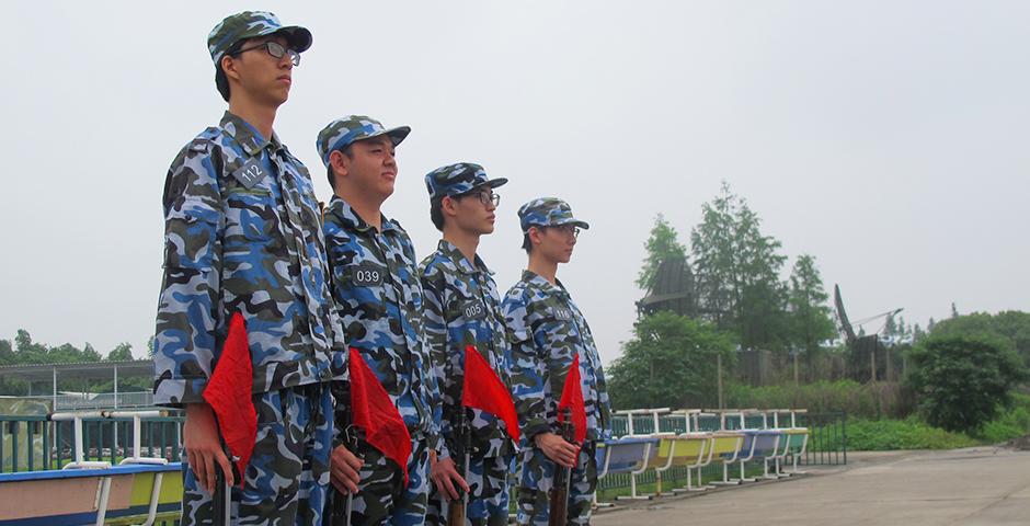 5月30日上午，连绵阴雨里难得一见的阳光，在东方绿洲照亮了2019届学生的飒爽军姿。十天的军训让同学们收获了奉献、团结、严谨、担当的军人气质。这段经历将作为宝贵的人生财富，为同学们未来的学习和职业发展增光添彩。（摄影：NYU Shanghai）