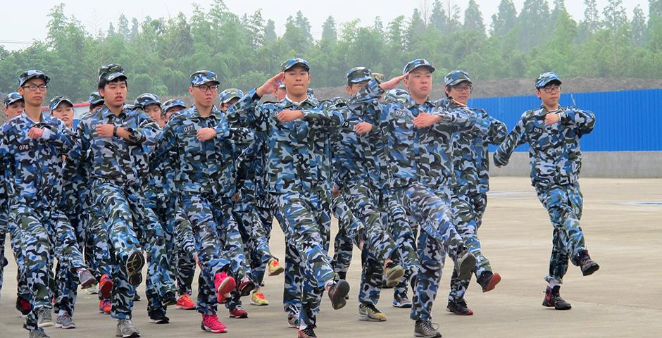 5月30日上午，连绵阴雨里难得一见的阳光，在东方绿洲照亮了2019届学生的飒爽军姿。十天的军训让同学们收获了奉献、团结、严谨、担当的军人气质。这段经历将作为宝贵的人生财富，为同学们未来的学习和职业发展增光添彩。（摄影：NYU Shanghai）