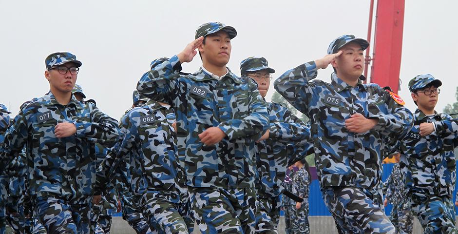 5月30日上午，连绵阴雨里难得一见的阳光，在东方绿洲照亮了2019届学生的飒爽军姿。十天的军训让同学们收获了奉献、团结、严谨、担当的军人气质。这段经历将作为宝贵的人生财富，为同学们未来的学习和职业发展增光添彩。（摄影：NYU Shanghai）