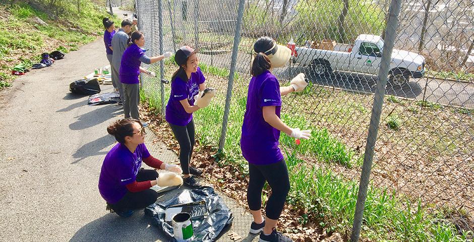 On behalf of NYU’s second annual Global Day of Service on April 28, a group of NYU Shanghai and NYU alumni helped with the revitalization a national landmark, New York City’s Fort Tryon Park. “It was amazing to be able to take a step back and appreciate nature while restoring one of the city’s gems.” said Mike Chen ‘17, Global Alumni Chair of NYU Shanghai.