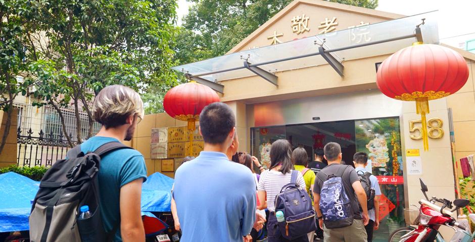 Students volunteered in Huamu Nursing Home in Pudong.