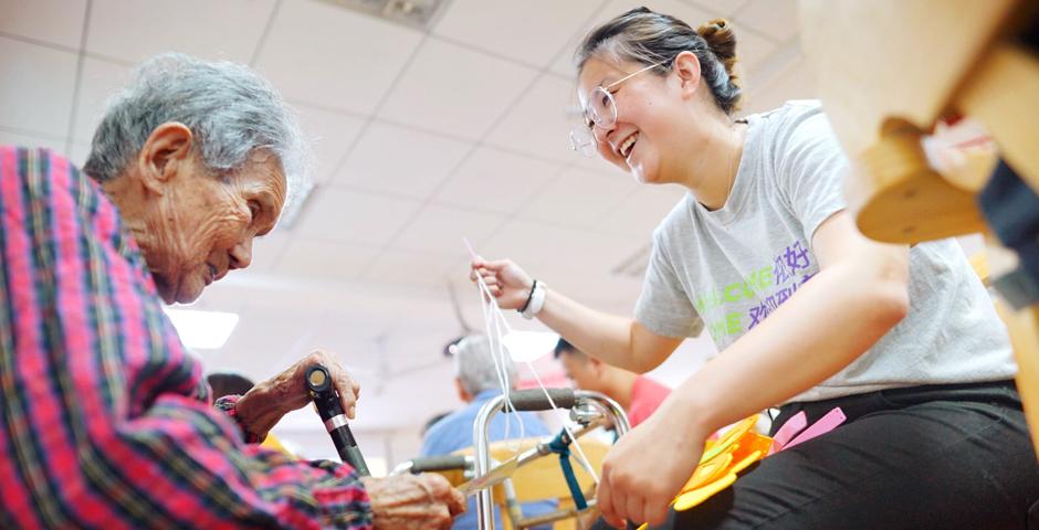 Students volunteered in Huamu Nursing Home in Pudong.