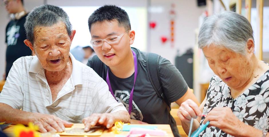 Students volunteered in Huamu Nursing Home in Pudong.