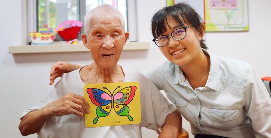 上纽大学生在浦东花木敬老院担任志愿者。