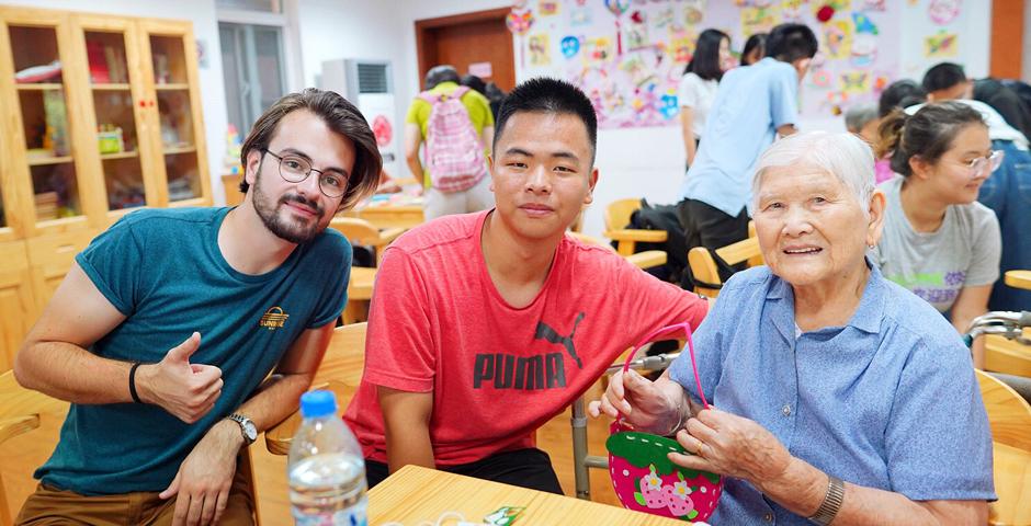 Students volunteered in Huamu Nursing Home in Pudong.