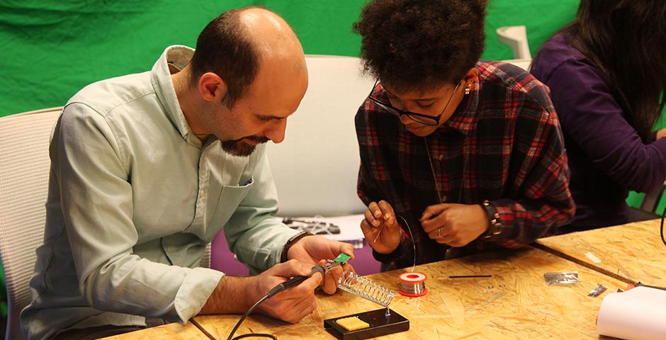 NYU Shanghai’s artist in residence Kat Austen discussed her installation the Coral Empathy Device at an art workshop held April 12. (Photo by: NYU Shanghai)