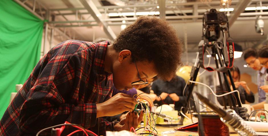 NYU Shanghai’s artist in residence Kat Austen discussed her installation the Coral Empathy Device at an art workshop held April 12. (Photo by: NYU Shanghai)