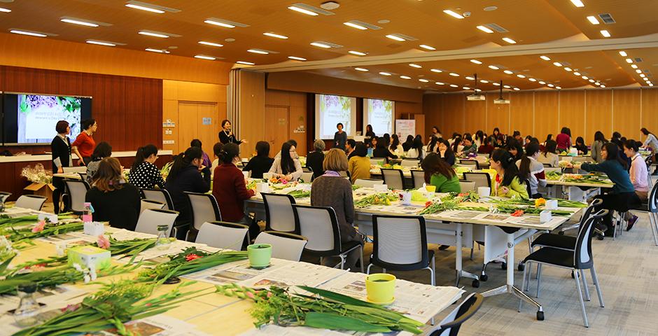 March 8, Women's Day was in full bloom with an afternoon of NYU Shanghai's special ladies getting creative with DIY flower arrangements for the office or home. Many thanks to HR for such a beautiful arrangement! (Photo by: NYU Shanghai)