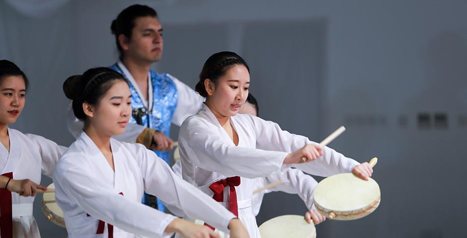 上海纽约大学舞蹈教授罗红玫以及助理艺术教授陶思烨舞蹈课“Unlike Me”的同学，于12月10日在808室奉上秋季学期舞蹈汇演，演出了当代舞、芭蕾舞、中国少数民族舞等多种舞蹈风格作品，纽约大学阿布扎比“身体语言大会“的代表也参与演出。（摄影：NYU Shanghai）