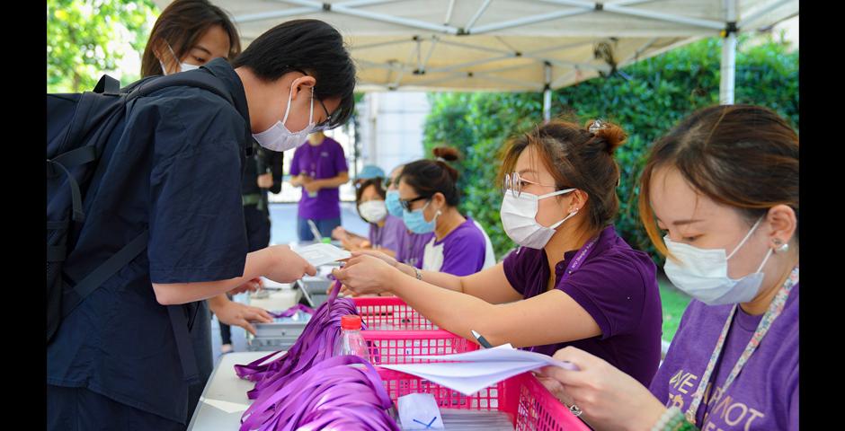 Feng Sihan’24 from Nantong, Jiangsu Province, receives his check-in materials from NYU Shanghai staff.