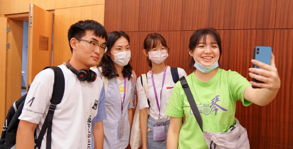 Students video-chatted their international classmates after the University Welcome.