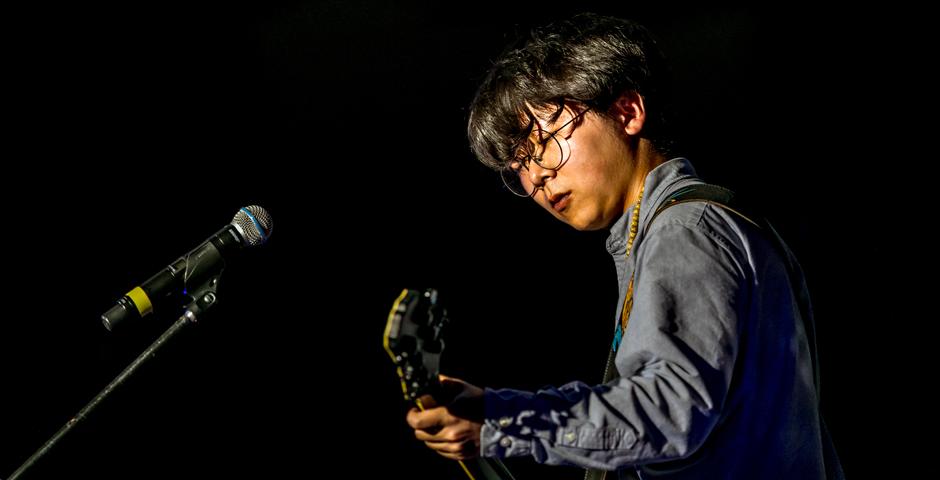 3月31日，上海纽约大学举办泛声音乐节(FEST Music Festival)。当天，来自上海纽约大学、华东政法大学、上海外国语大学、华东师范大学、上海交通大学和复旦大学的七支沪上高校乐队，与一支专业乐队同台演出，为大家奉上精彩的视听盛宴，引爆校园。（摄影：NYU Shanghai）