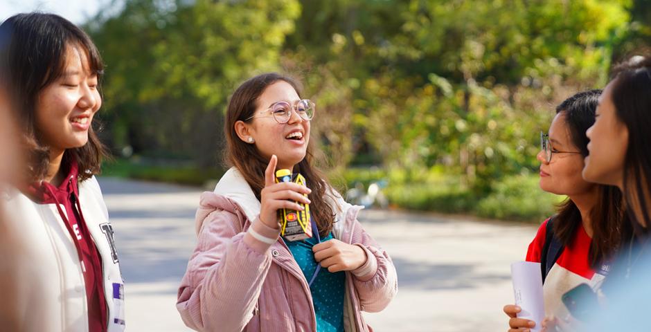 First stop: A local athletic park, where participants went on a scavenger hunt for “5 things you can see, 4 things you can touch, 3 things you can hear, 2 things you can smell, and 1 thing you can taste.” Here Social Science major Citlaly Weed ’22 explains her finds in Chinese.