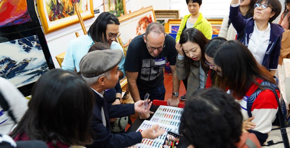 Director Bao of the Shanghai Tapestry Yangjing Institute explained the background of the traditional Chinese craft. “Each of these bracelets takes two hours to make, while the larger works take an average of two years.” Needlepoint tapestry is a type of traditional Chinese craft where yarn is threaded through a rectangular grid to form images, which can range from photo-realistic to abstract.