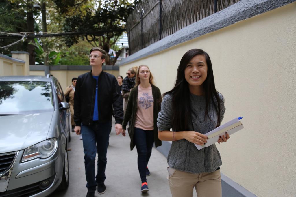 Chai Jing, a language lecturer in the Chinese Language Program, grew up  on Yu Yuan Road and is passionate about Shanghai’s historic neighborhoods. She led students  through the winding lanes and introduced them to local neighborhood life. She regaled students with stories about the section of Yu Yuan Road dubbed “ Spy Lane” in the 1930s because of its many secret passageways, making it easy for spies to hide or make quick escapes.