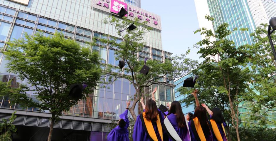 上海纽约大学2020届硕士毕业生齐聚世纪大道，抛起学位帽，欢庆这一难忘时刻。