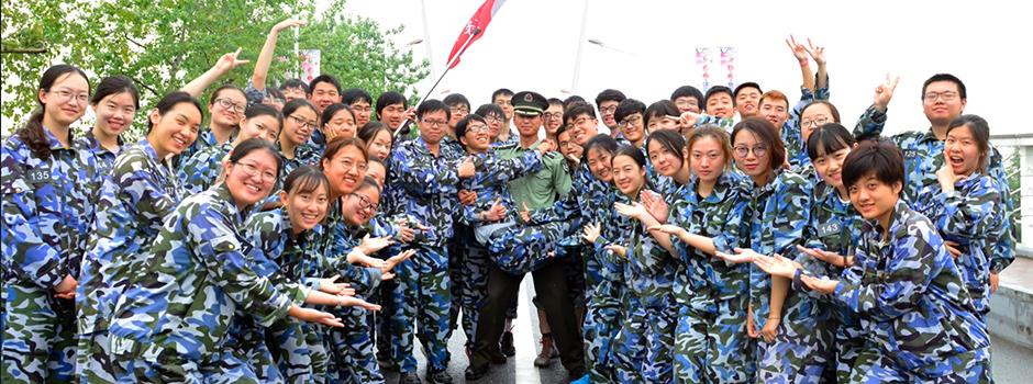 5月30日上午，连绵阴雨里难得一见的阳光，在东方绿洲照亮了2019届学生的飒爽军姿。十天的军训让同学们收获了奉献、团结、严谨、担当的军人气质。这段经历将作为宝贵的人生财富，为同学们未来的学习和职业发展增光添彩。（摄影：NYU Shanghai）