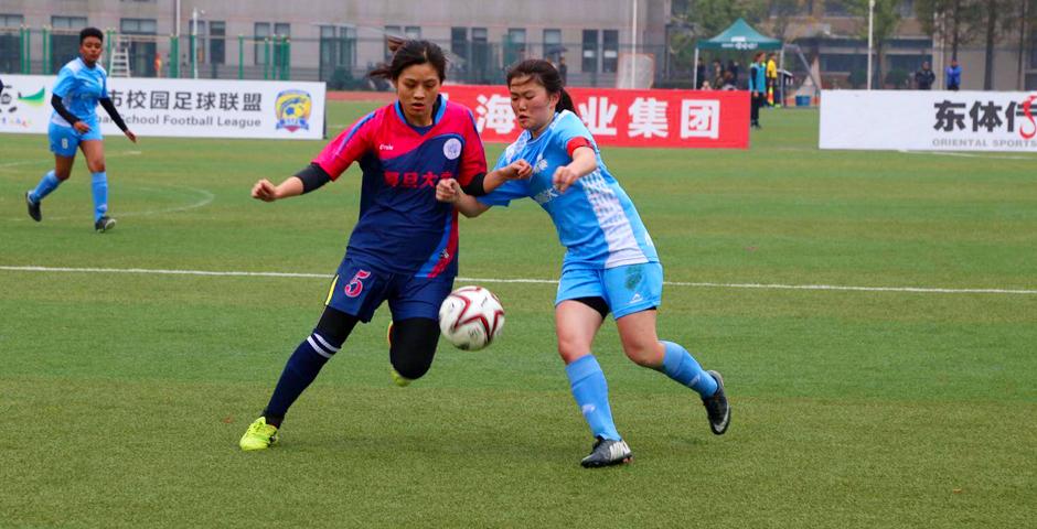 11月21日，上海纽约大学女子足球队在2017上海市大学生足球联盟联赛决赛中，对战复旦大学女子足球队，获得亚军。虽未能夺冠，但队员们奉上一场精彩的对决表演。