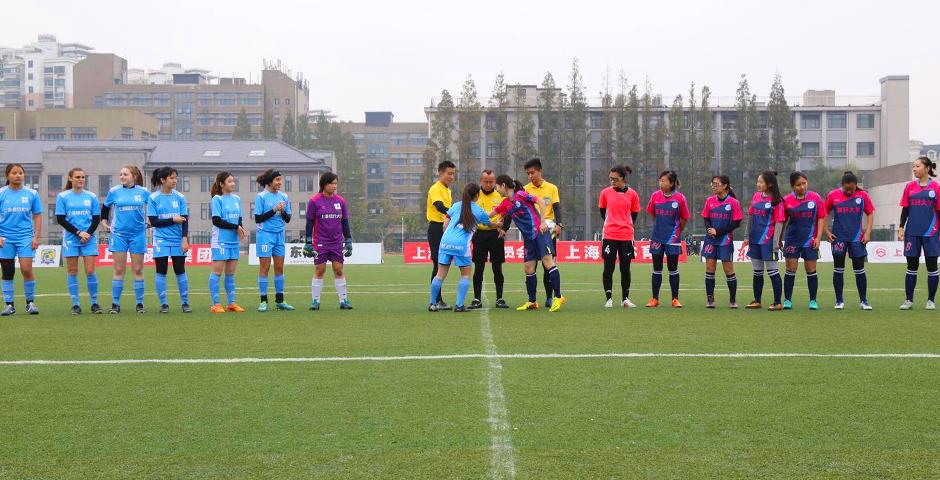 11月21日，上海纽约大学女子足球队在2017上海市大学生足球联盟联赛决赛中，对战复旦大学女子足球队，获得亚军。虽未能夺冠，但队员们奉上一场精彩的对决表演。