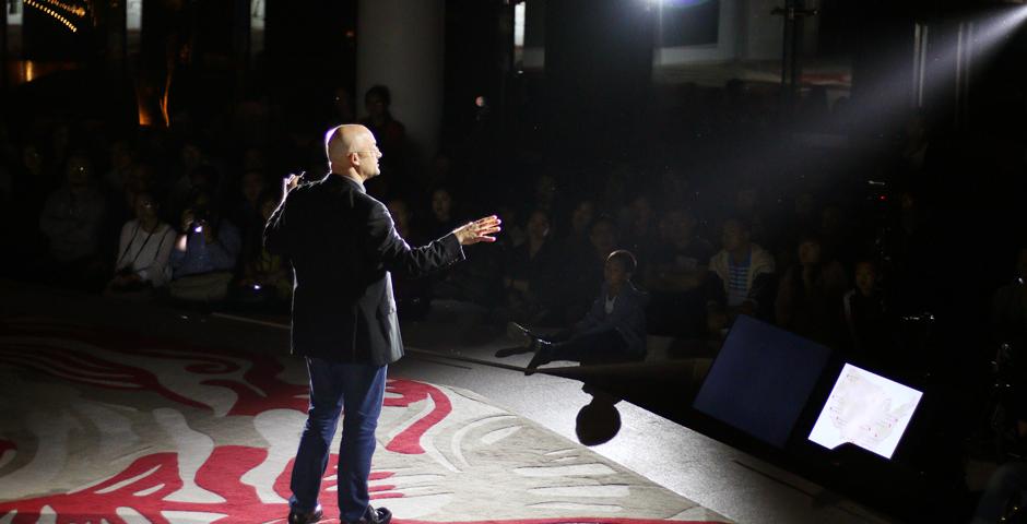 NYU Shanghai Professor Clay Shirky addressed an audience of about 300 in the southwestern Chinese city of Chengdu on the social and economic effects of knowledge sharing. In a public talk on May 6 organized by Luxelife magazine, Shirky explained that sharing,  especially through social media, can be effective and powerful in creating community bonds, improving clarity and reducing transaction costs. (Photos courtesy: Luxelife)