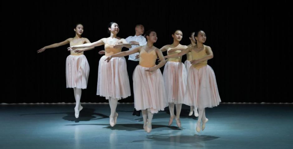 芭蕾舞课程的学生们表演了芭蕾舞剧《葛蓓莉娅》（Coppélia）选段，“时间的华尔兹”（Dance of the Hours）。